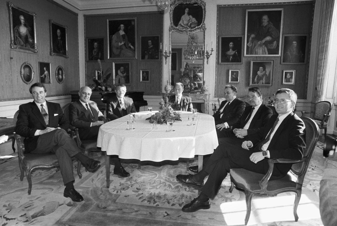 Los siete ministro suizos de 1989 en torno a una mesa
