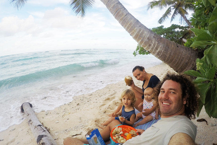 Eine Familie am Strand macht ein Selfie.