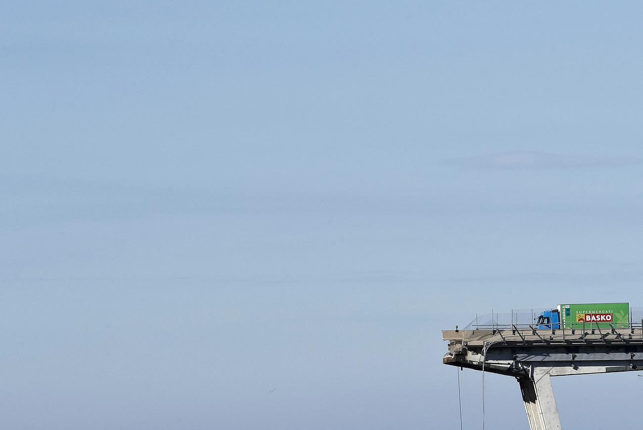 Il Ponte Morandi crollato: si vede il camion che si è appena fermato in tempo...