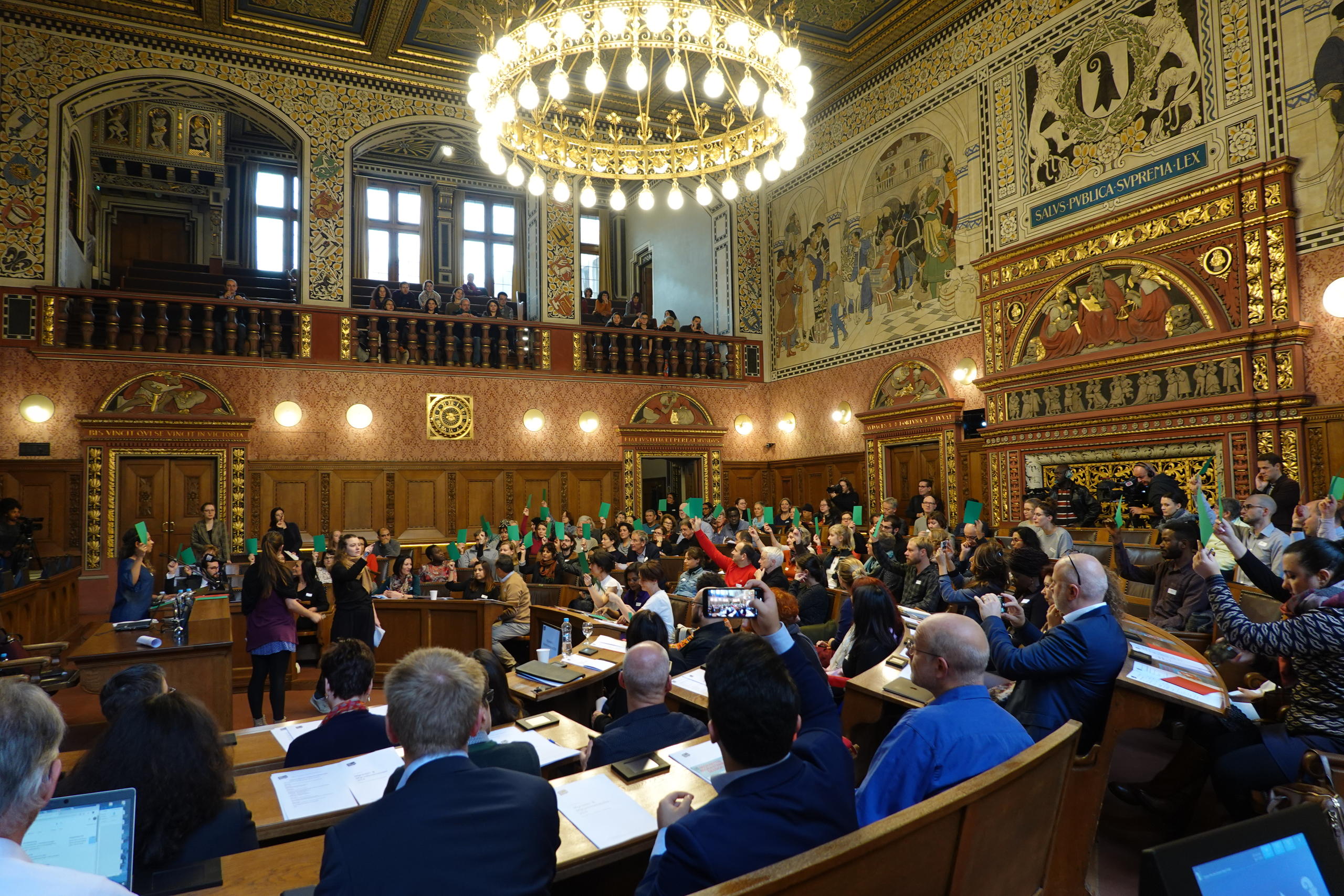 Mitglieder des Migrantzenparlaments Basel stimmen mit erhobener Hand ab