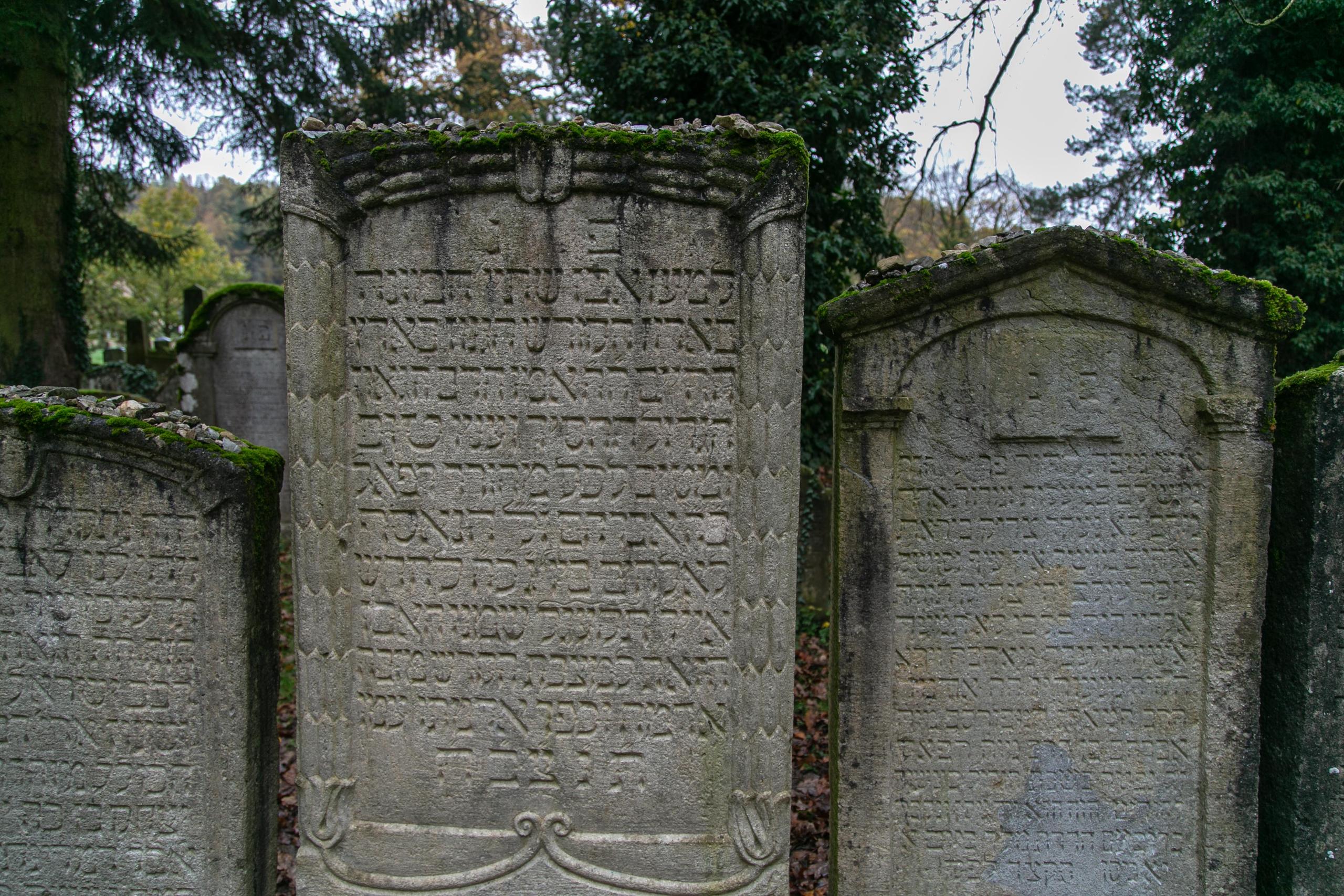 Nahaufnahme der Grabsteine