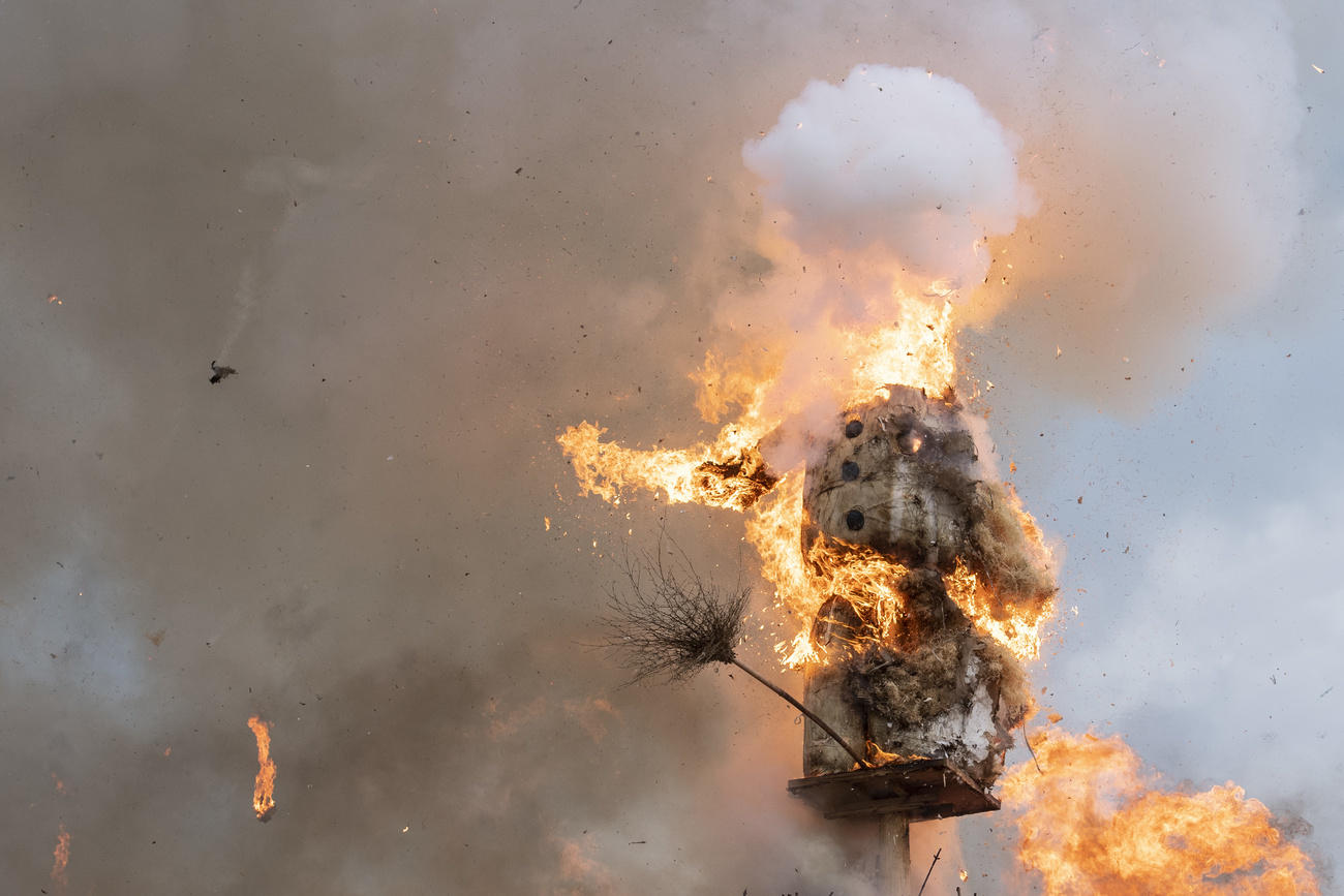 Exploding Sweede Exploding snowman hints at a mild summer - SWI swissinfo.ch
