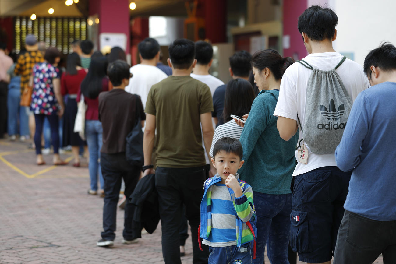 香港民众排队参与区议会投票。