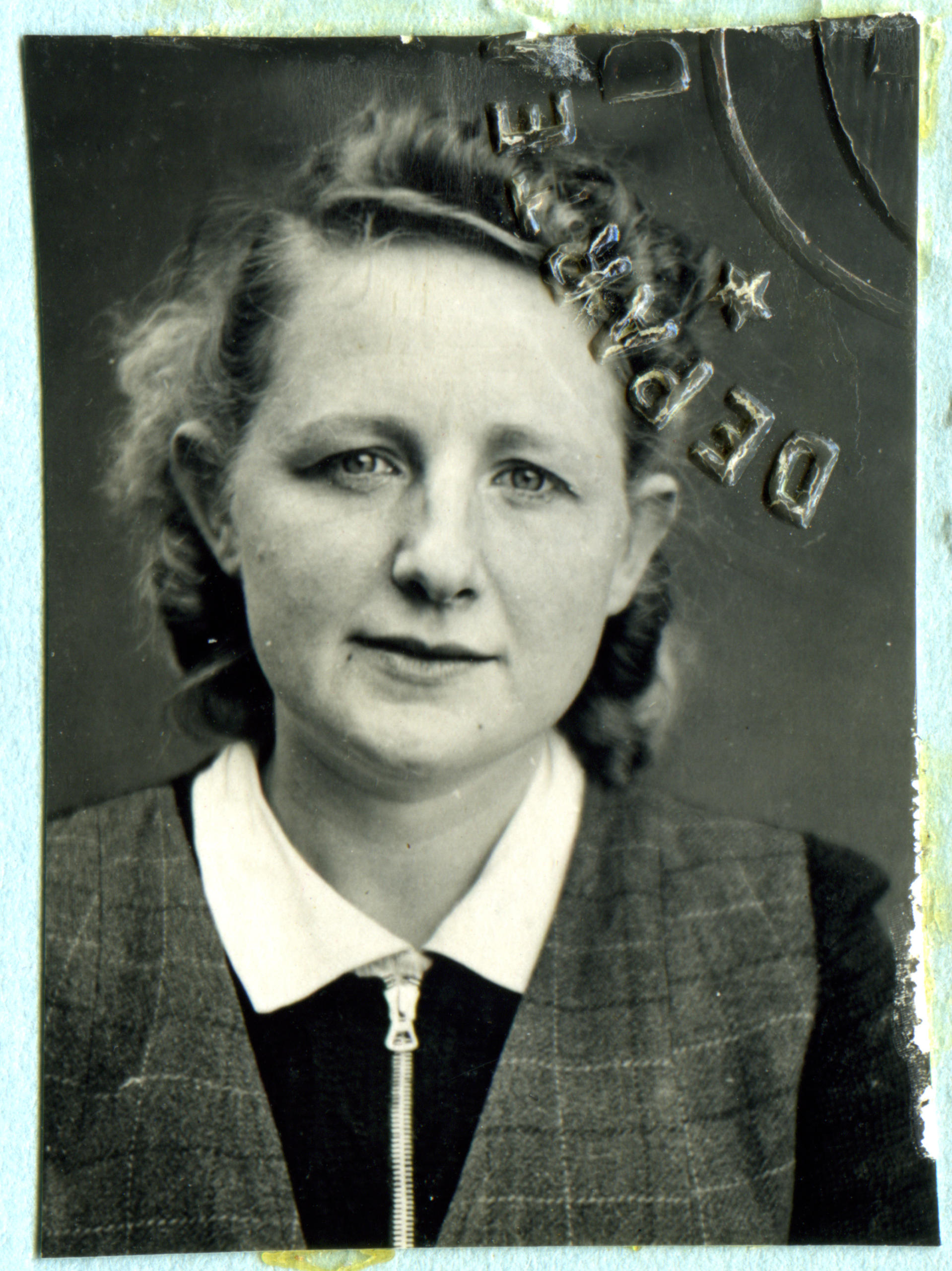 foto storica formato passaporto di una donna.