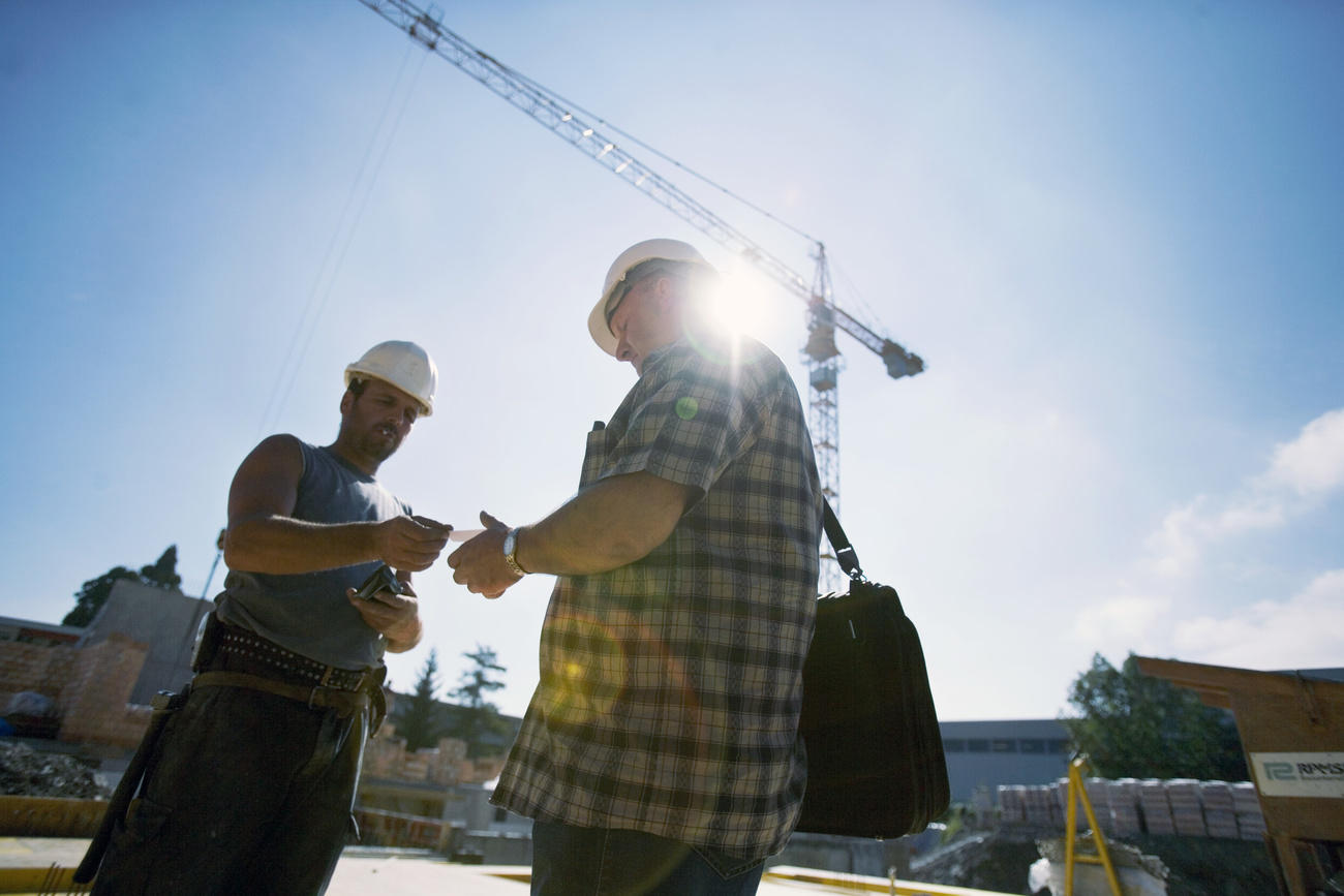 Due edili su un cantiere svizzero.