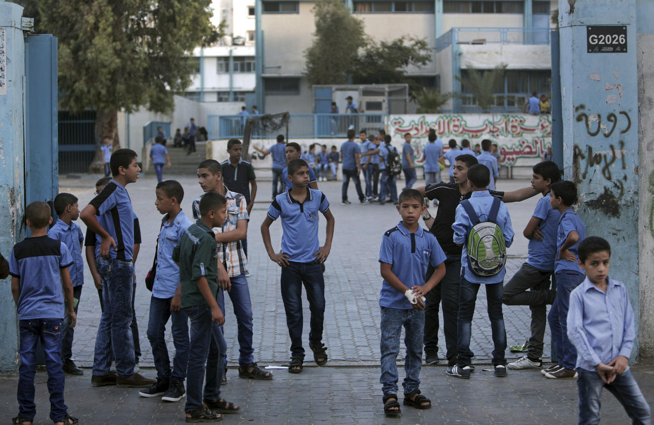 Allievi palestinesi all entrata di una scuola creata dall agenzia Onu.