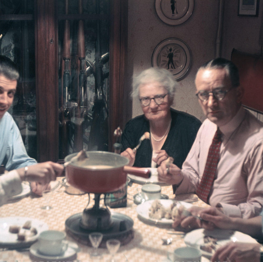 Famille mangeant une fondue