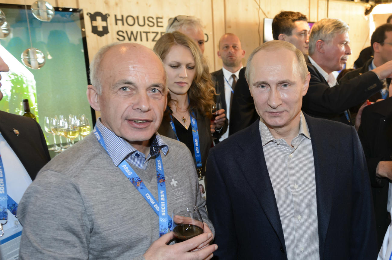 Ueli Maurer und Wladimir Putin stehen nebeneinander und schauen in die Kamera.