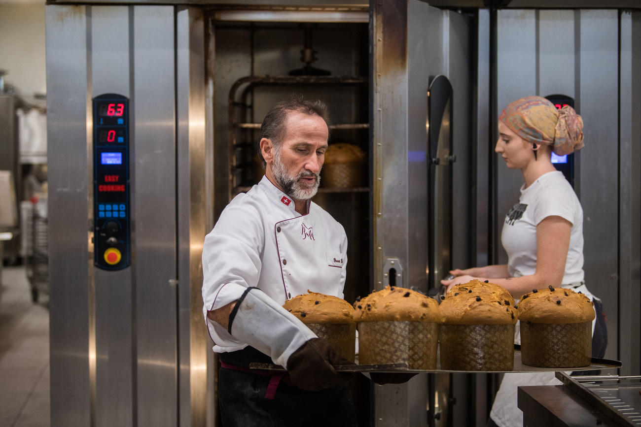 Bruno Buletti, uno dei partecipanti, in azione nel suo laboratorio in Ticino a Piotta in Alta Leventina.