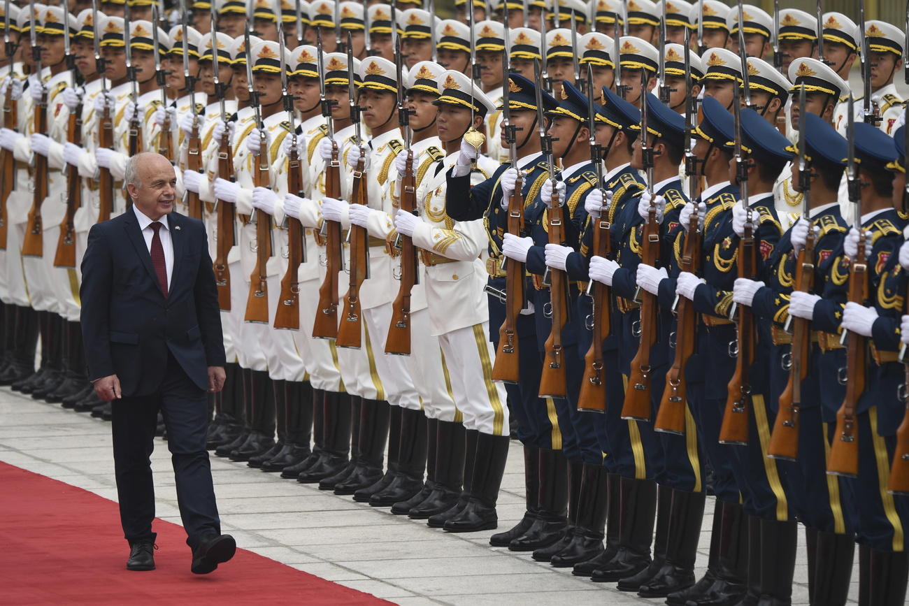 Ueli Maurer recibido con honores militares en China