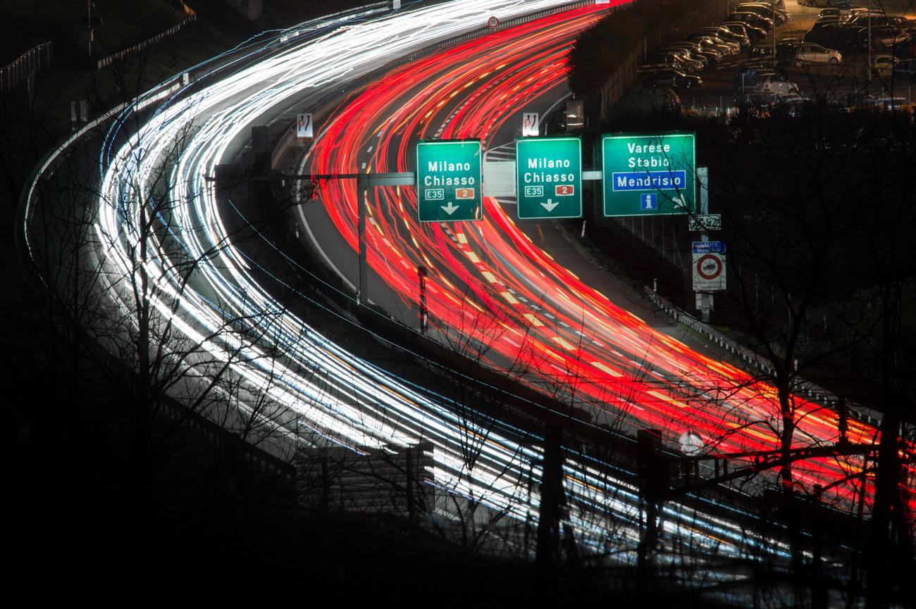 Una striscia rossa sull autostrada vicino a Chiasso di mattina presto: ovvero il passaggio delle automobili