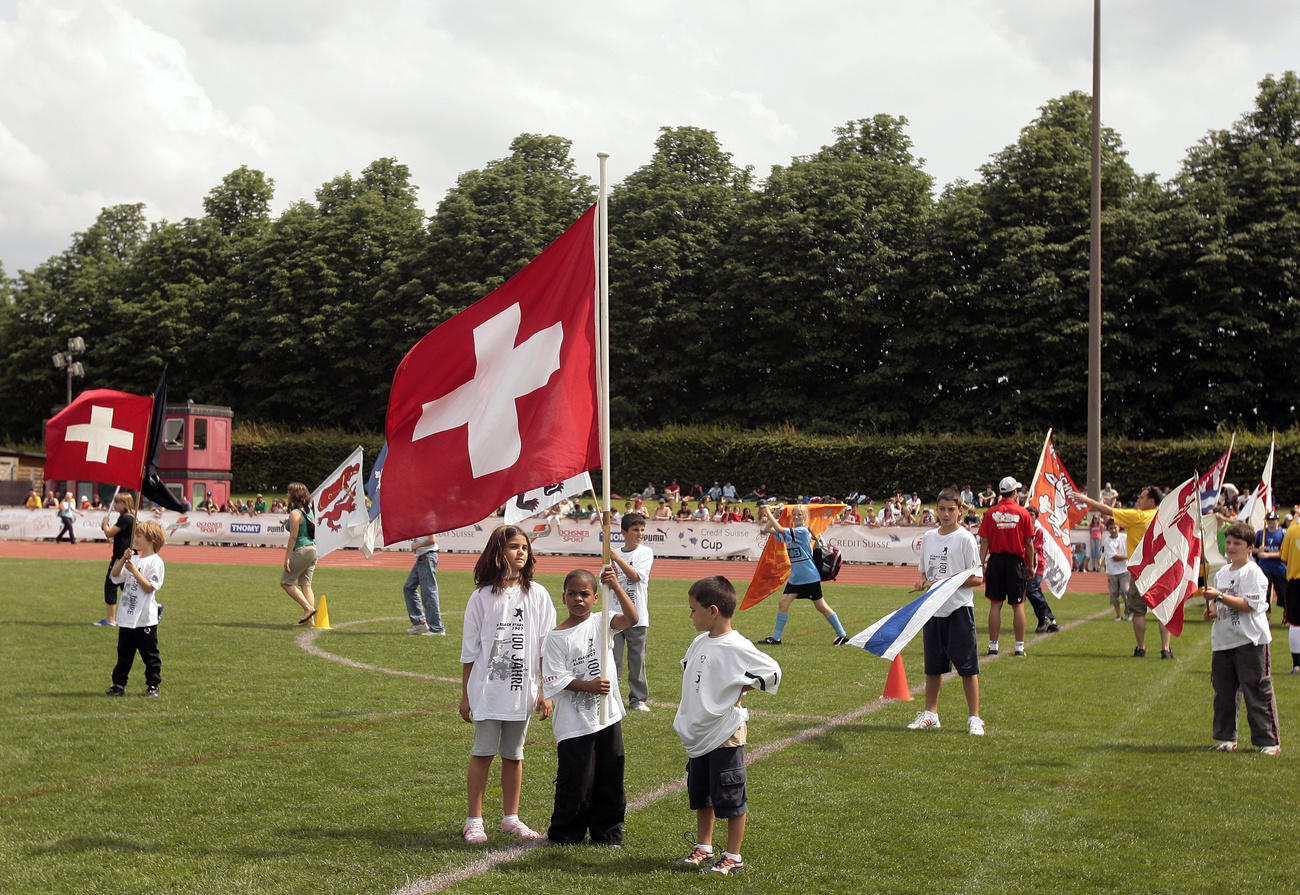 Enfants avec drapeau suisse