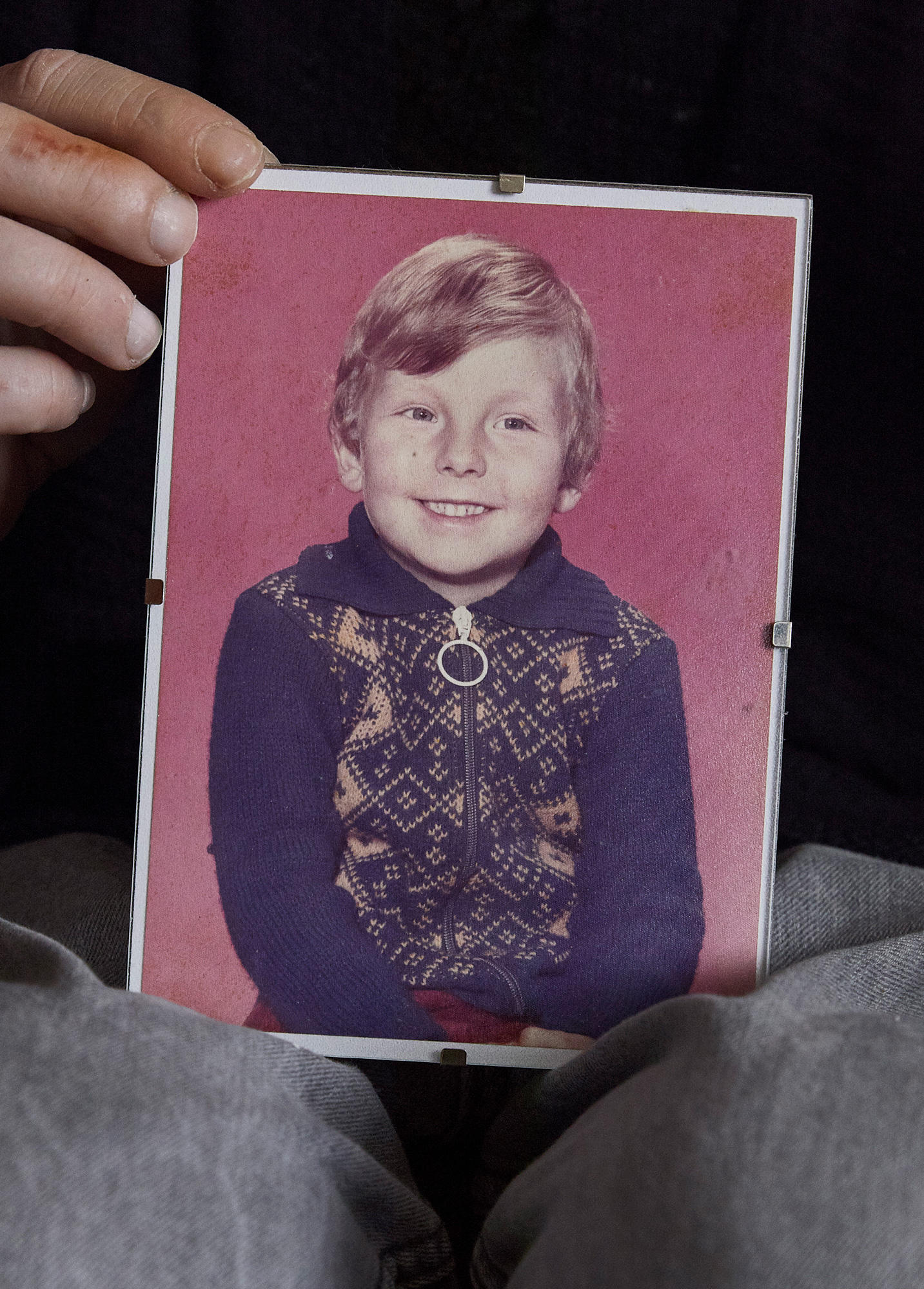 Fotografie von einem Jungen mit Strickjacke aus den 70er Jahren,=ъ in einem Glasrahmen