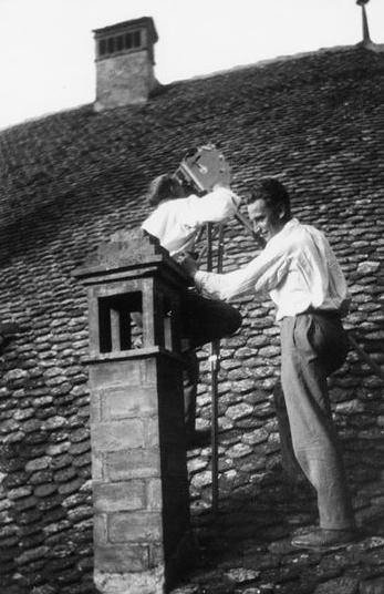 Deux hommes faisant un film sur un toit