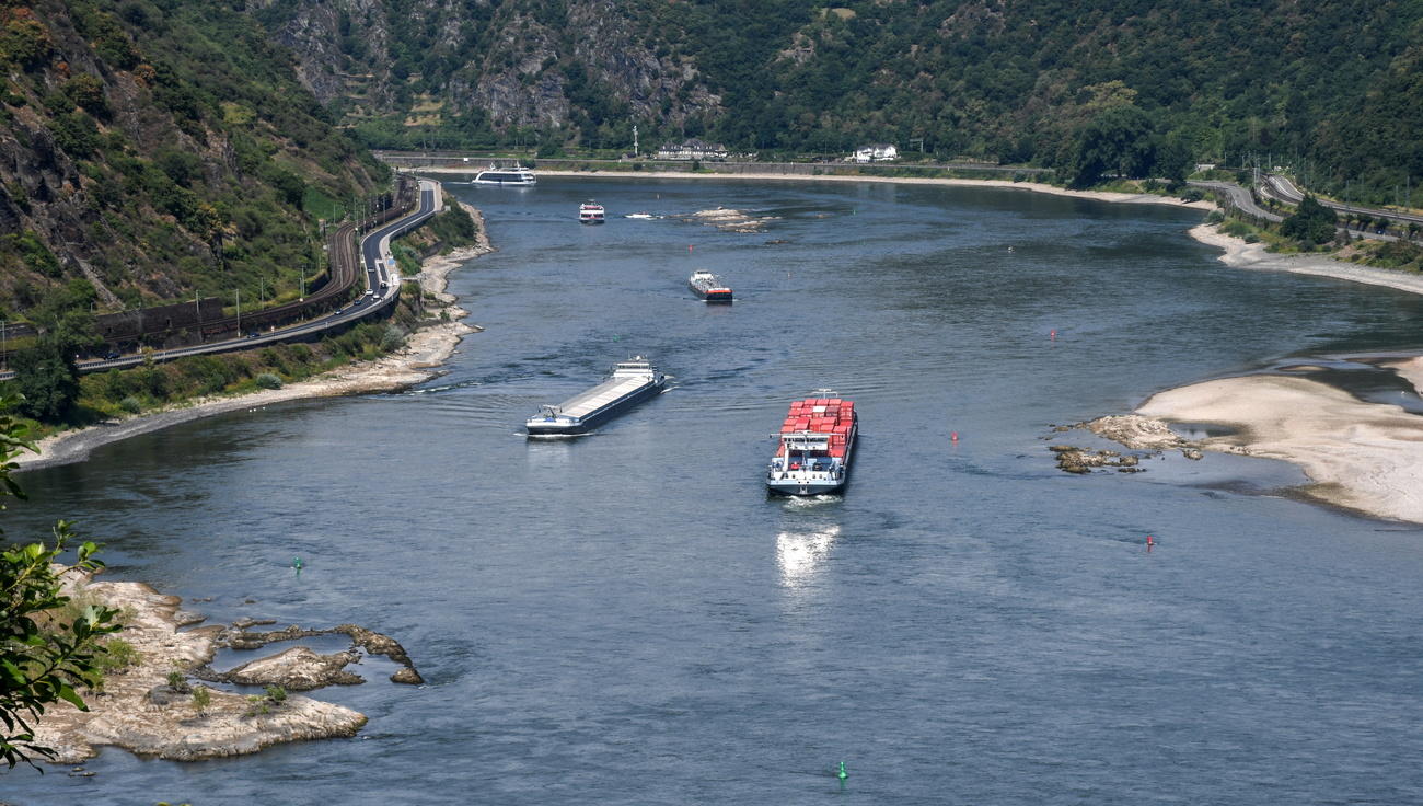 embarcacion en un río