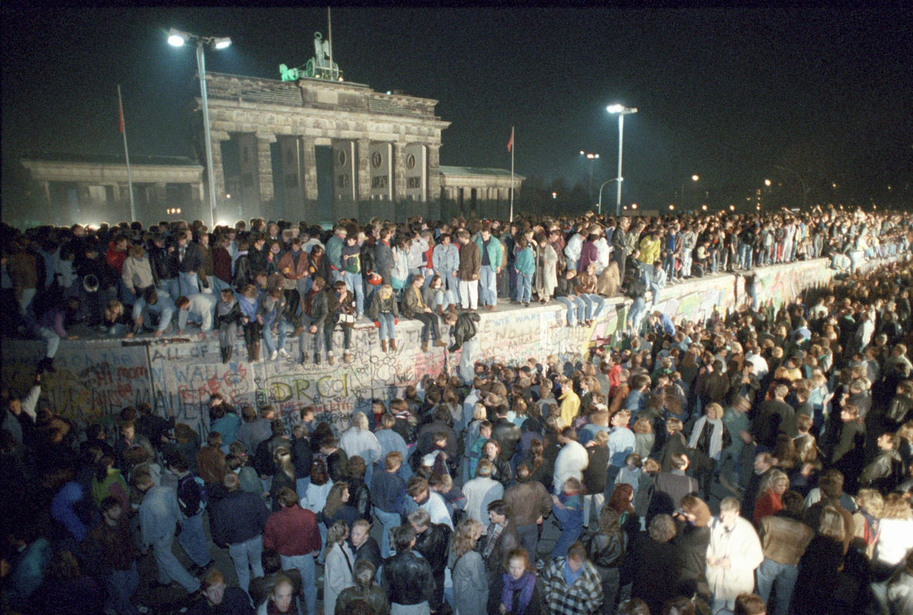 gente sui resti del muro di berlino