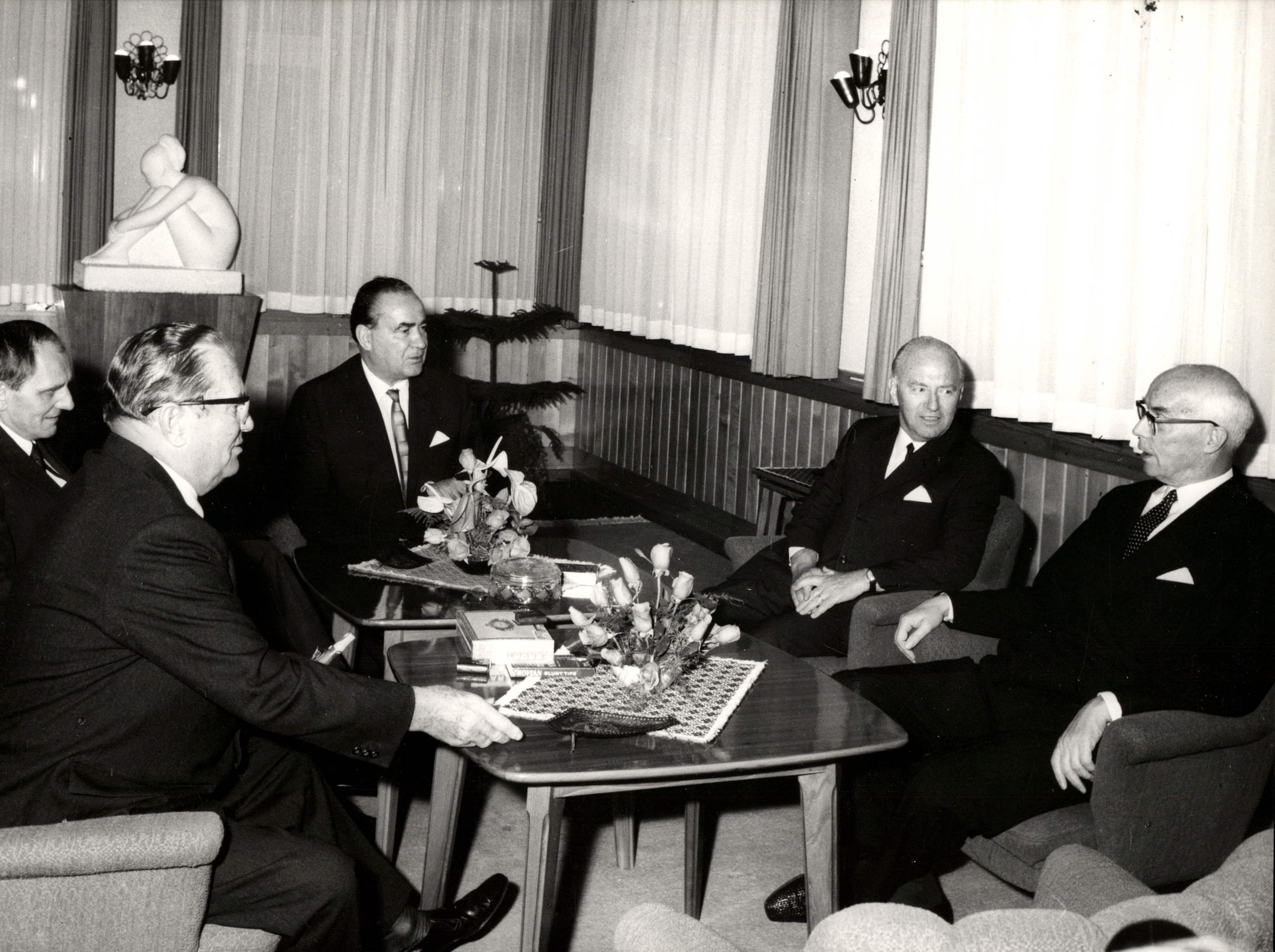 Hommes autour d une table