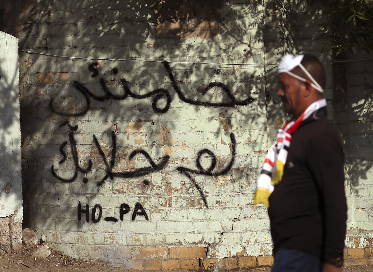 شعارات مناهضة لإيران على جدار في بغداد