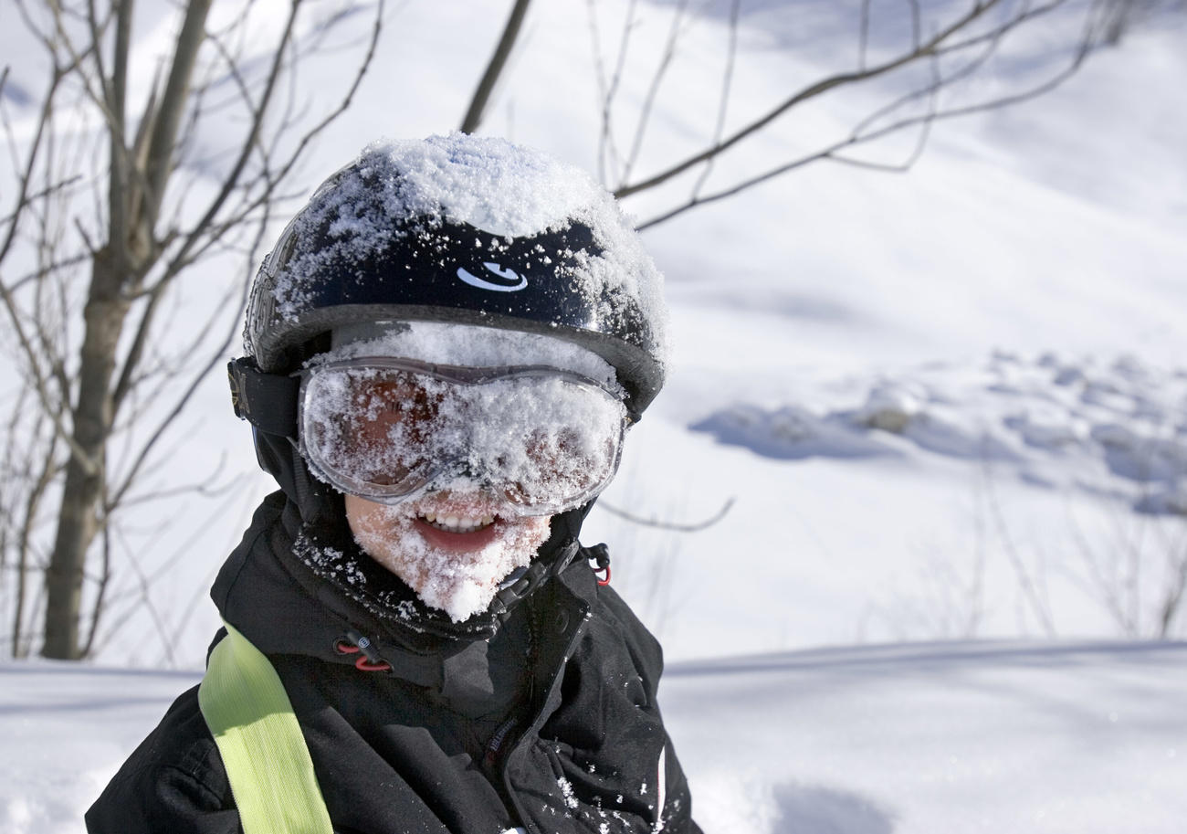 طفل يلعب في الثلج