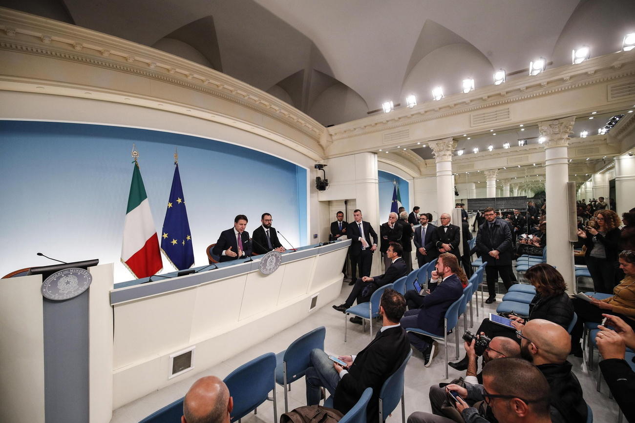 Conte e Patuanelli durante la conferenza stampa di mercoledì notte.