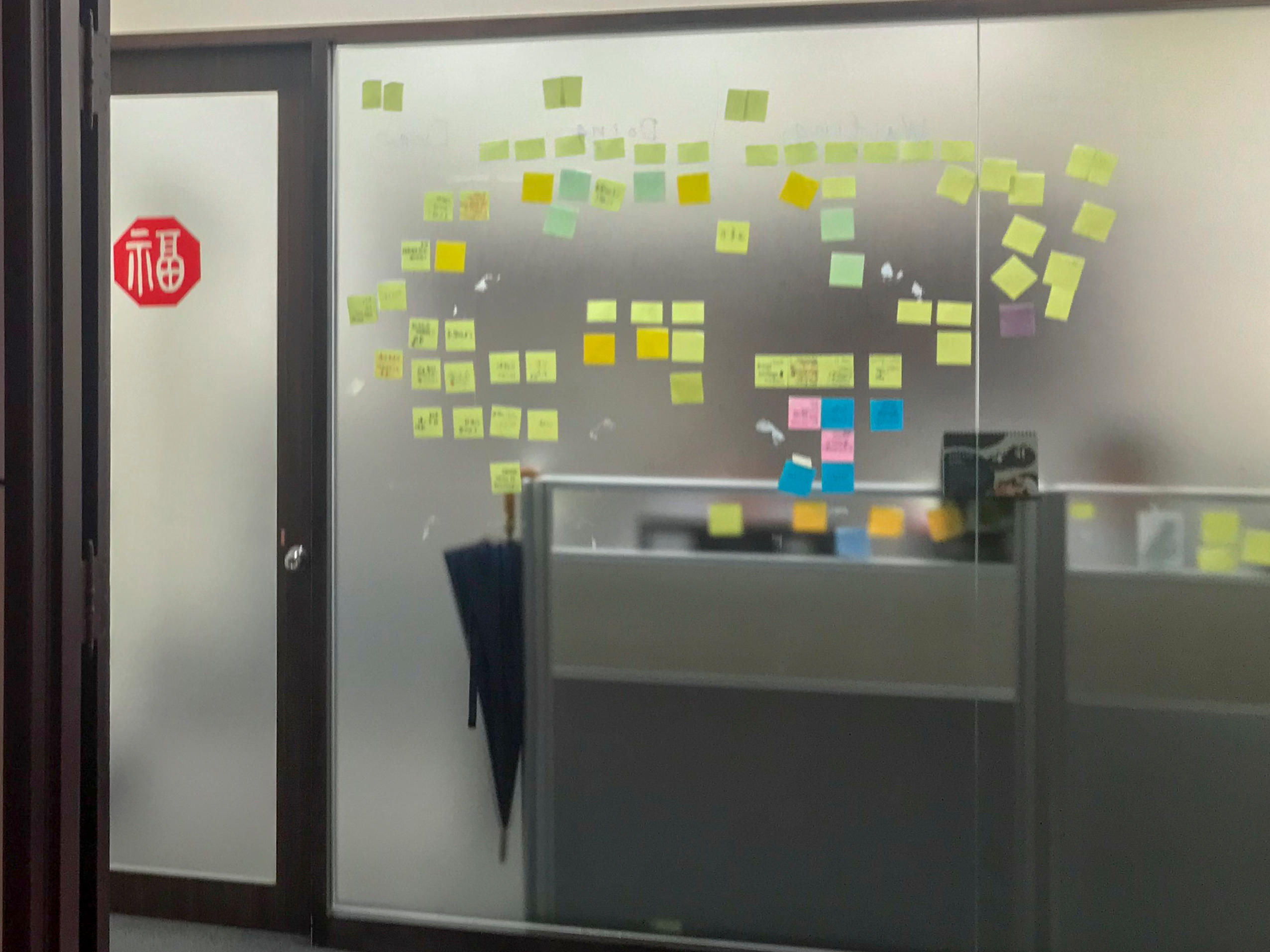 Oficina con post-it en la pared