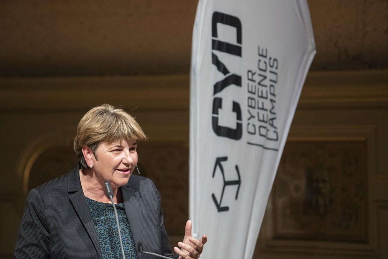وزيرة الدفاع السويسرية فيولا أمهيرد