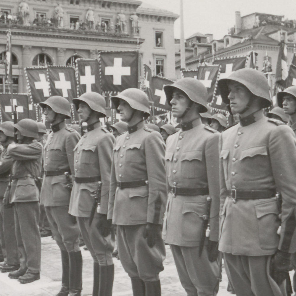 Soldats suisses au garde-à-vous