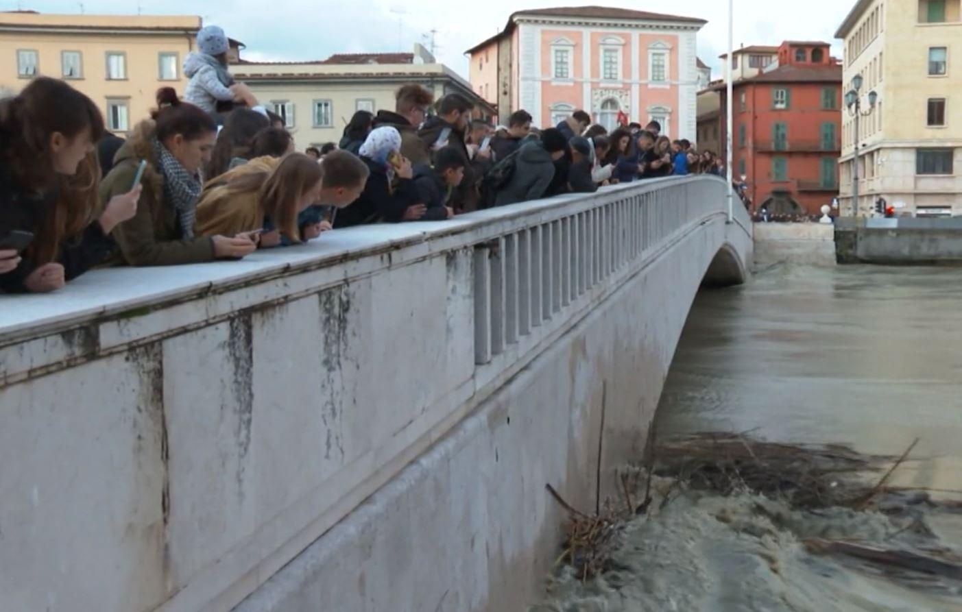 Ponte con fiume in piena