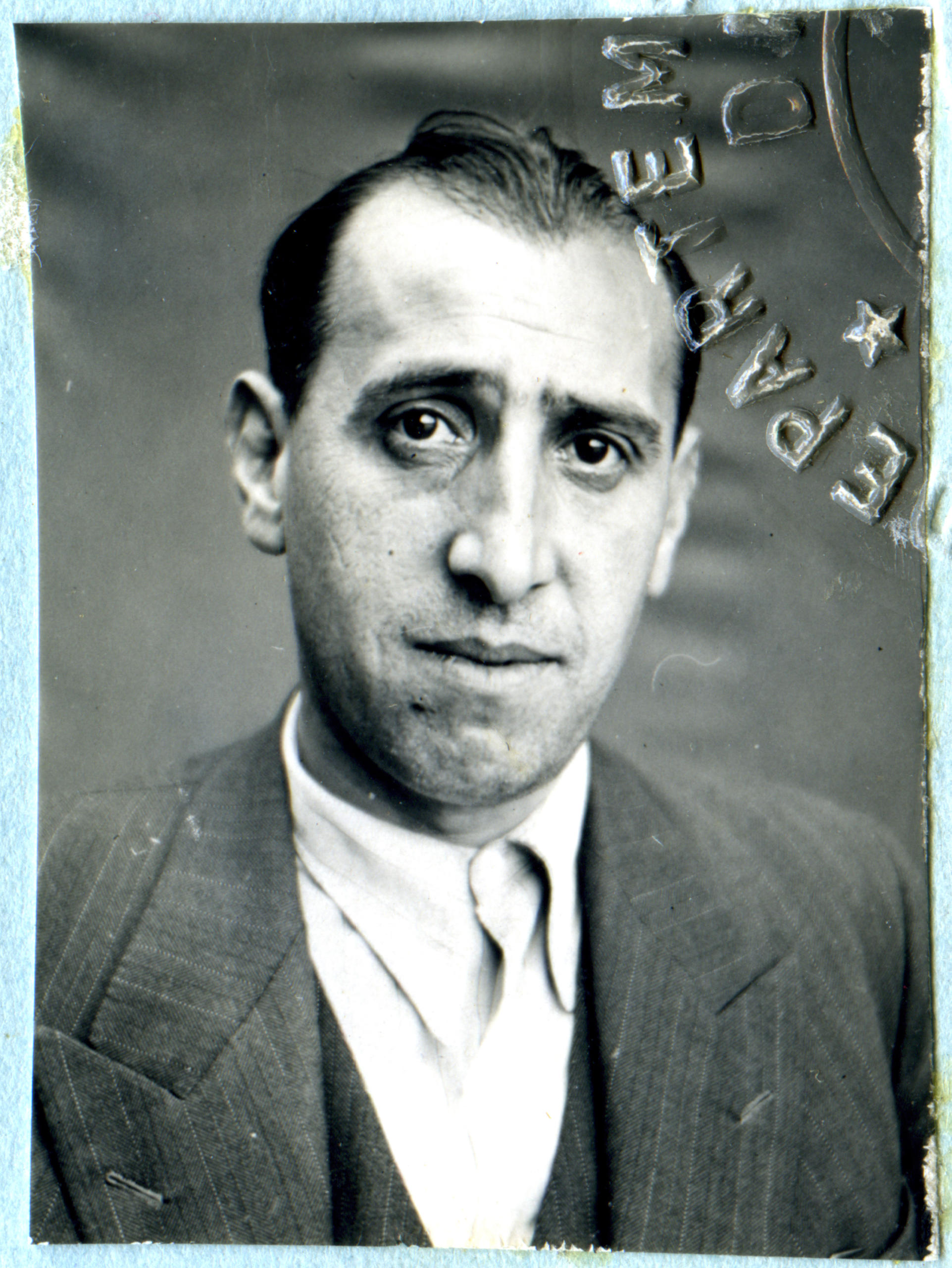 foto storica formato passaporto di un uomo.