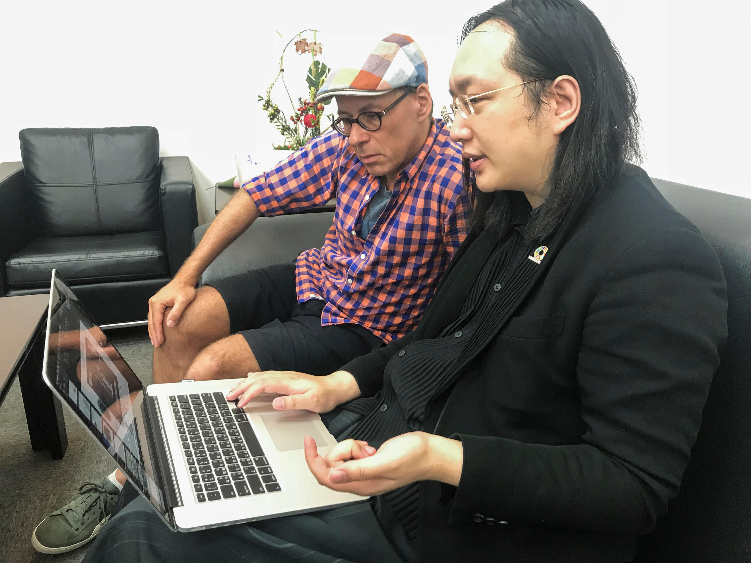 Audrey Tang und swissinfo.ch-Journalist Renat Kuenzi beim Gespräch
