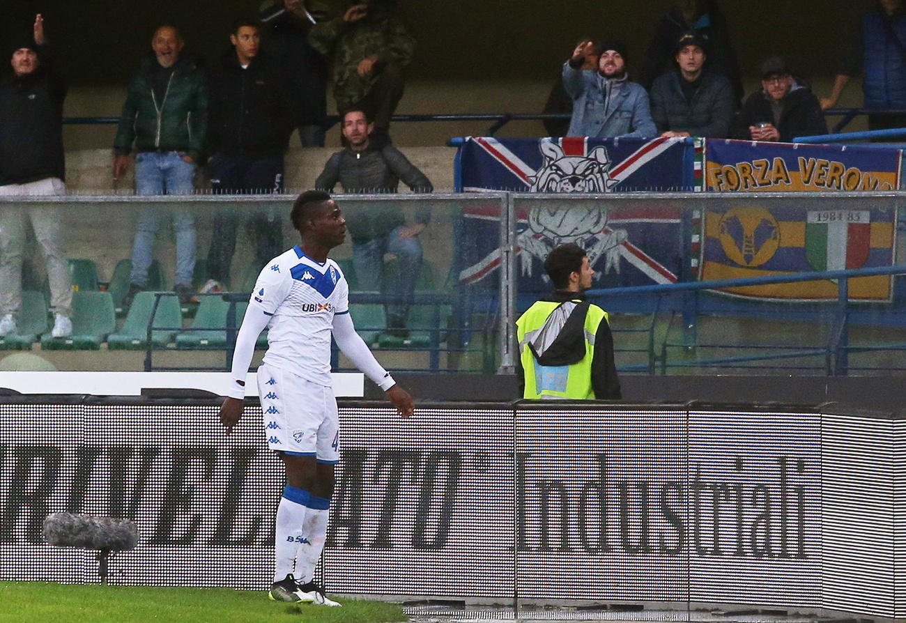 giocatore di calcio davanti a una tribuna