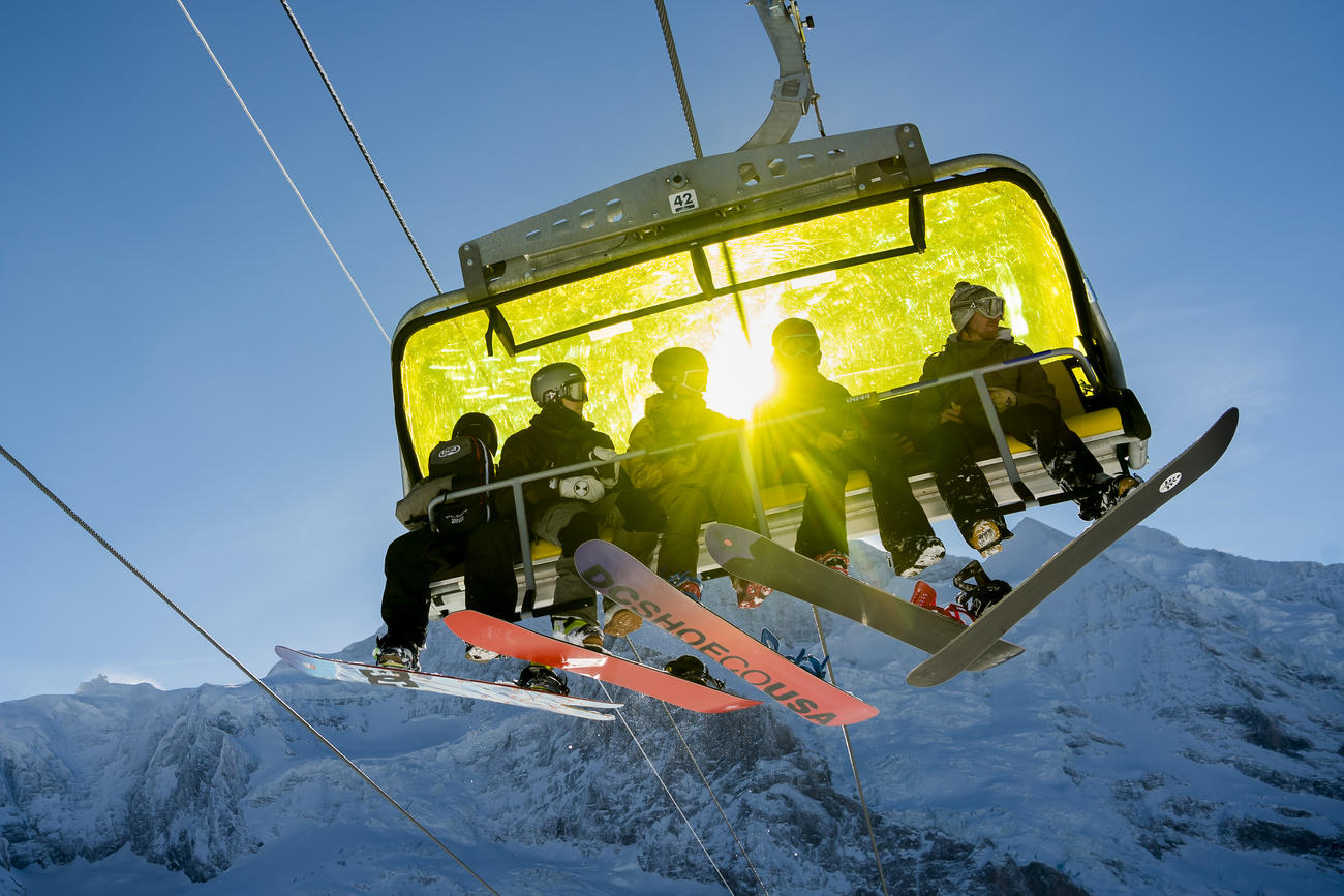 Snowboarder auf einem Sessellift