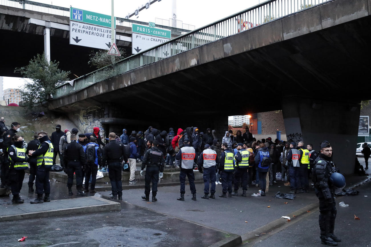 Poliziotti con i profughi.
