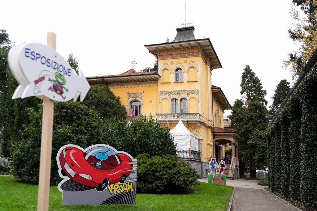 Immagine di una villa nel cui parco sono esposti cartonati con immagini fumettistiche.