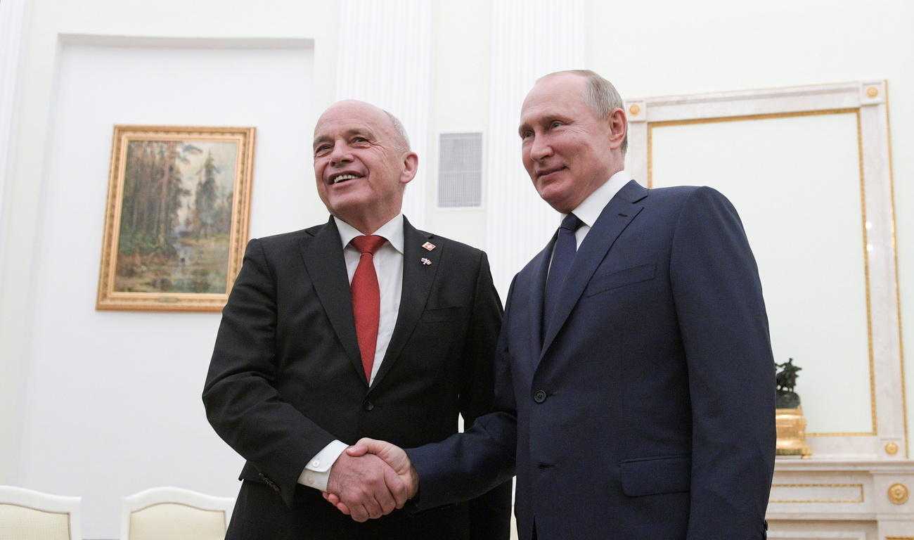 Ueli Maurer e Vladmiri Putin mentre si stringono la mano in una sala del Cremlino.