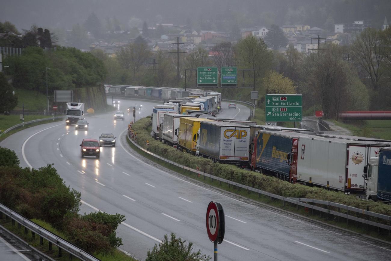 швейцарский автобан с грузовиками под дождем