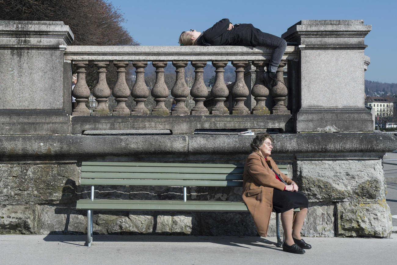 Deux femmes, l une assise sur un banc, l autre couchée sur une barrière