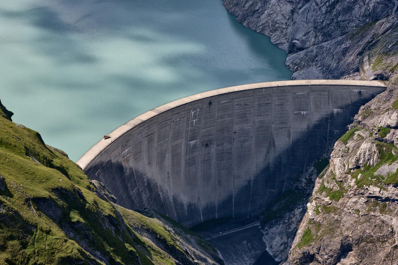 diga e lago artificiale