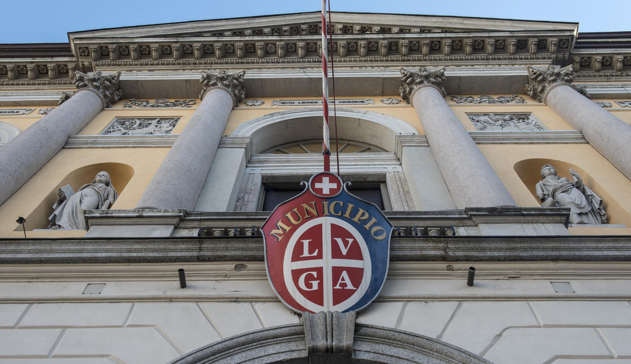 Lo stemma d Lugano posto sopra l entrata del palazzo municipale di Lugano.