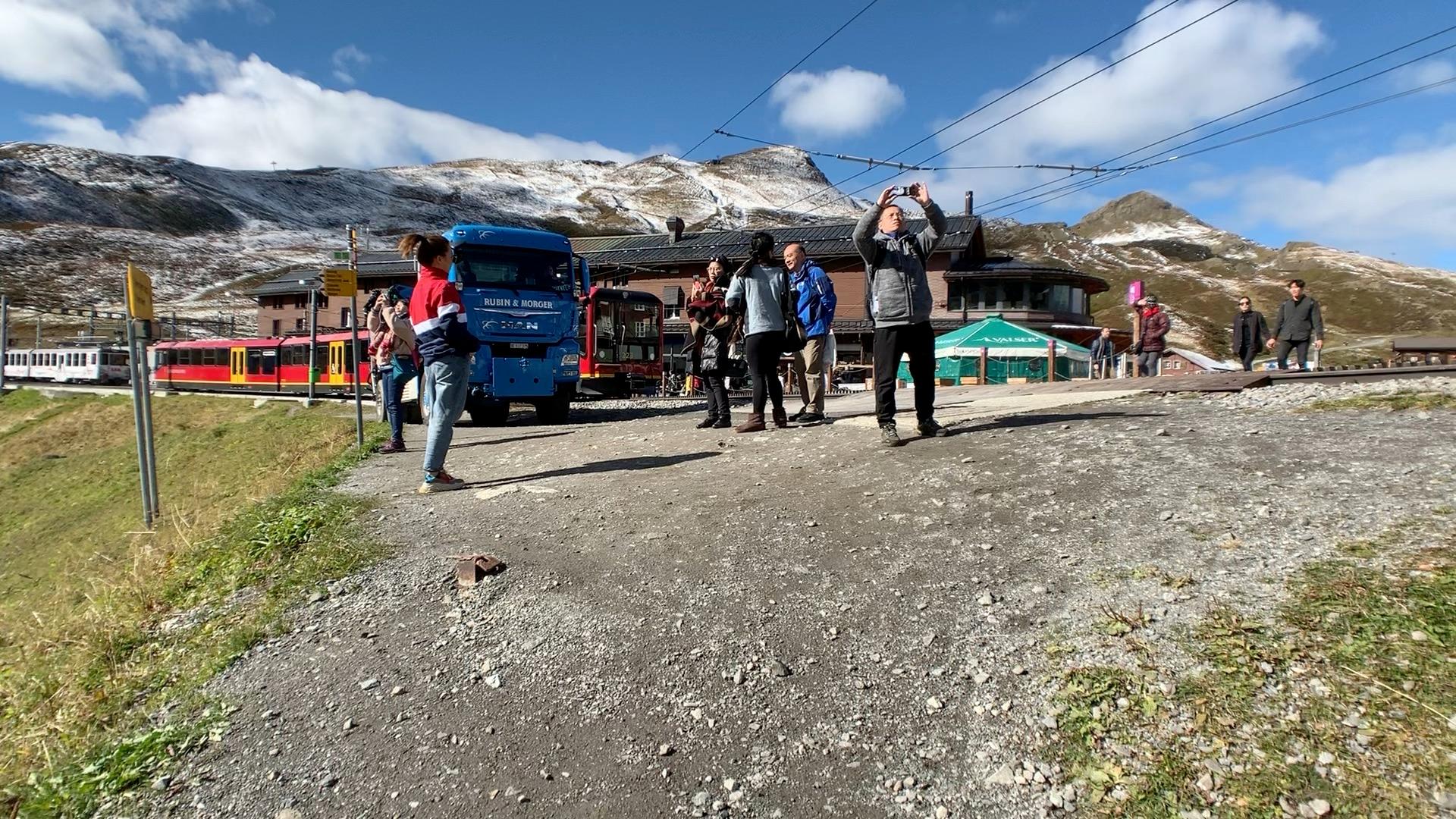 tourists at kleine scheidegg