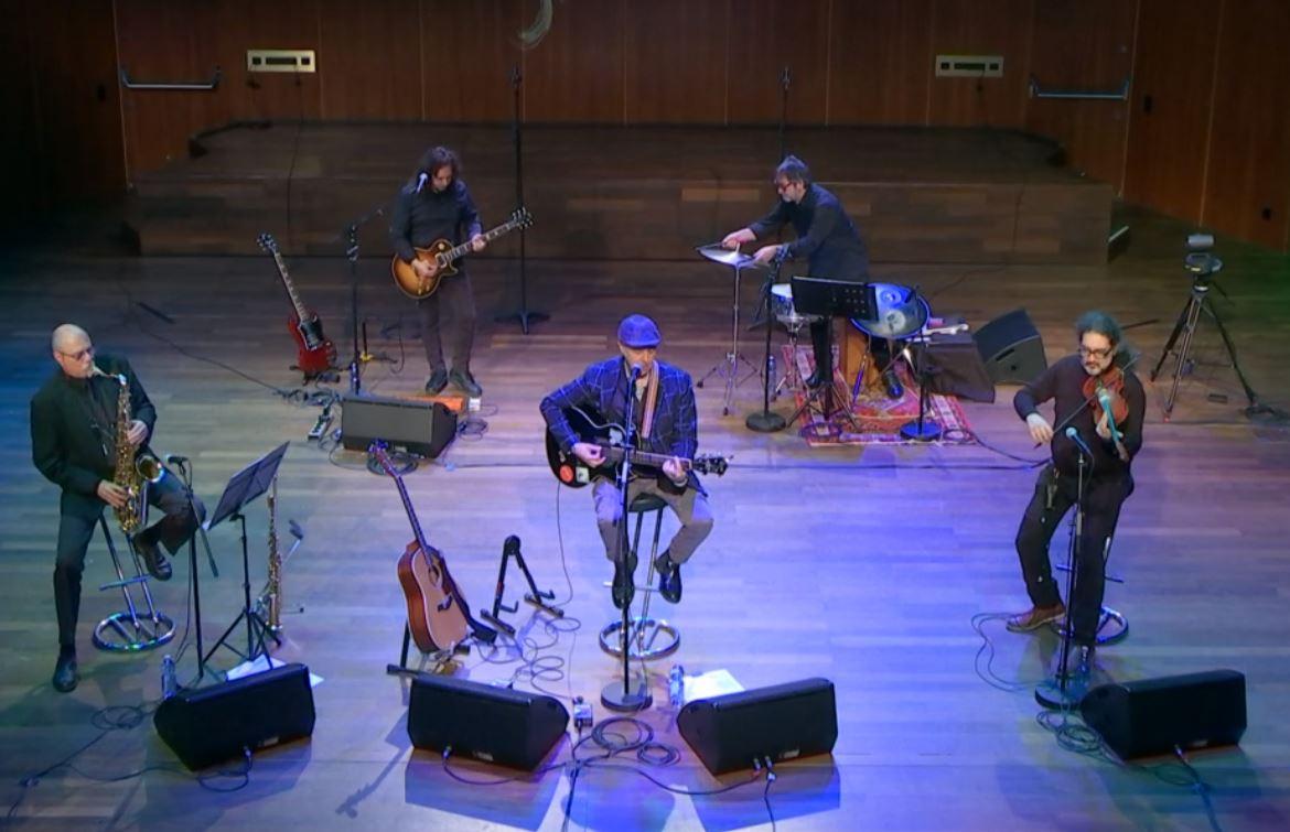 Persone sul palco con strumenti musicali