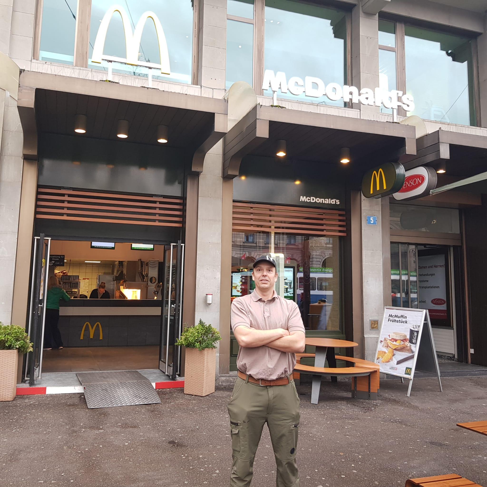 Homem posando de uniforme