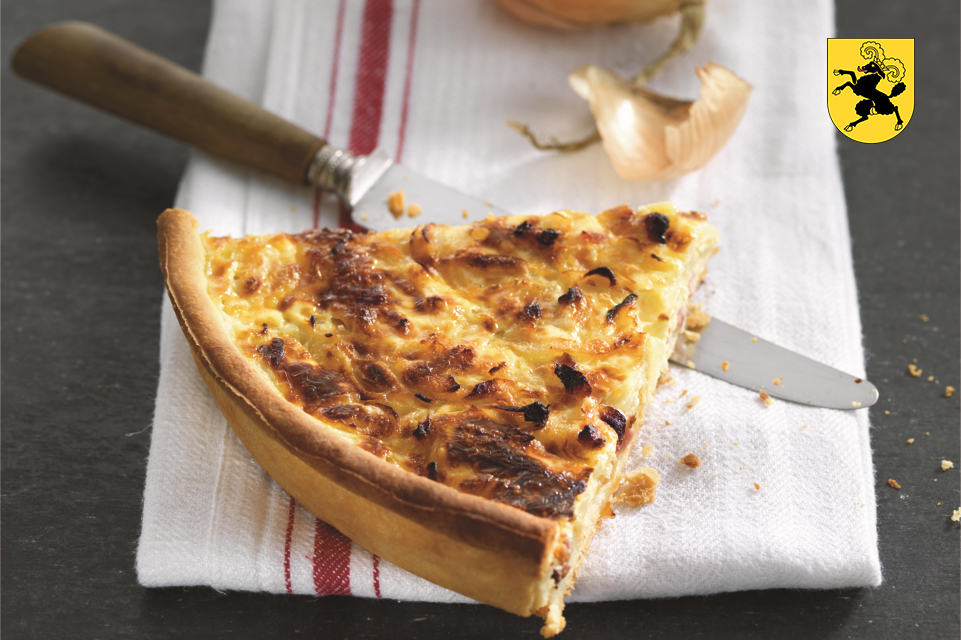Ein Stück Zwiebelkuchen mit dem Schaffhauser Kantonswappen im Eck oben rechts