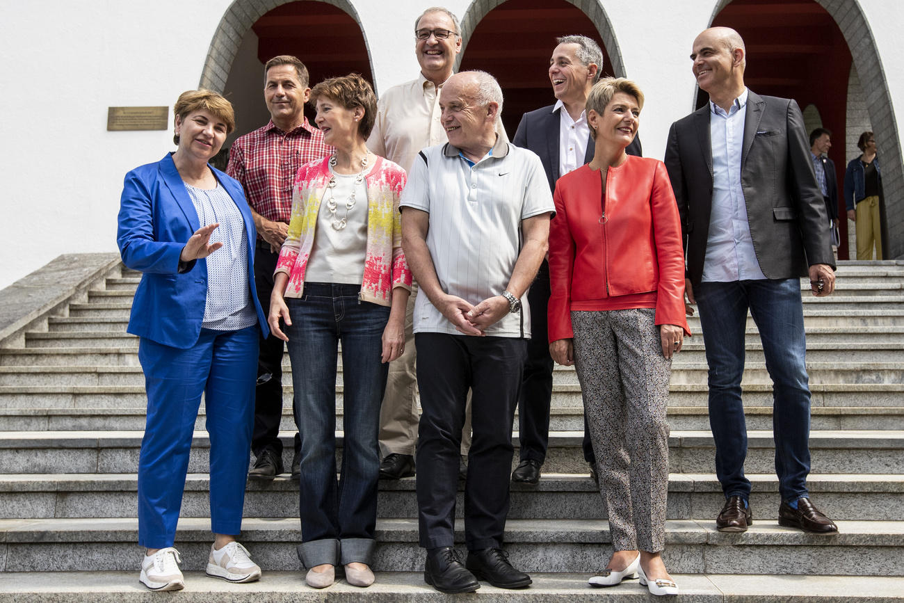 Foto di gruppo: otto persone su una scalinata. Sono i sette consiglieri federali e il cancelliere della Confederazione.