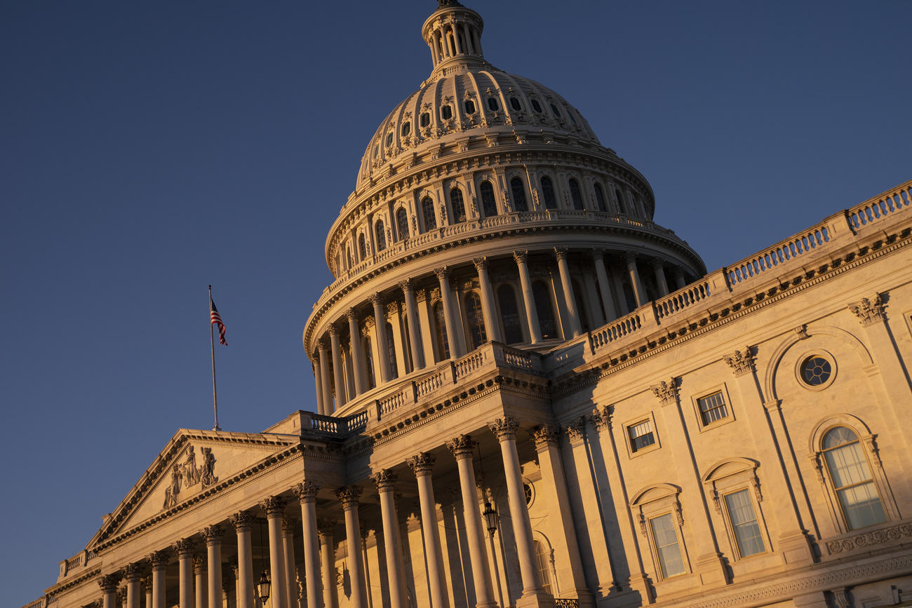 Edificio con colonnati e cupola ritratto con taglio e colore di luce da alba o tramonto