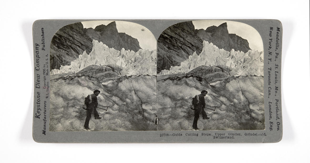 zwischen 1885-1890 - Bergfuehrer schlaegt Stufen in das Eis des Untergletschers von Grindelwald.