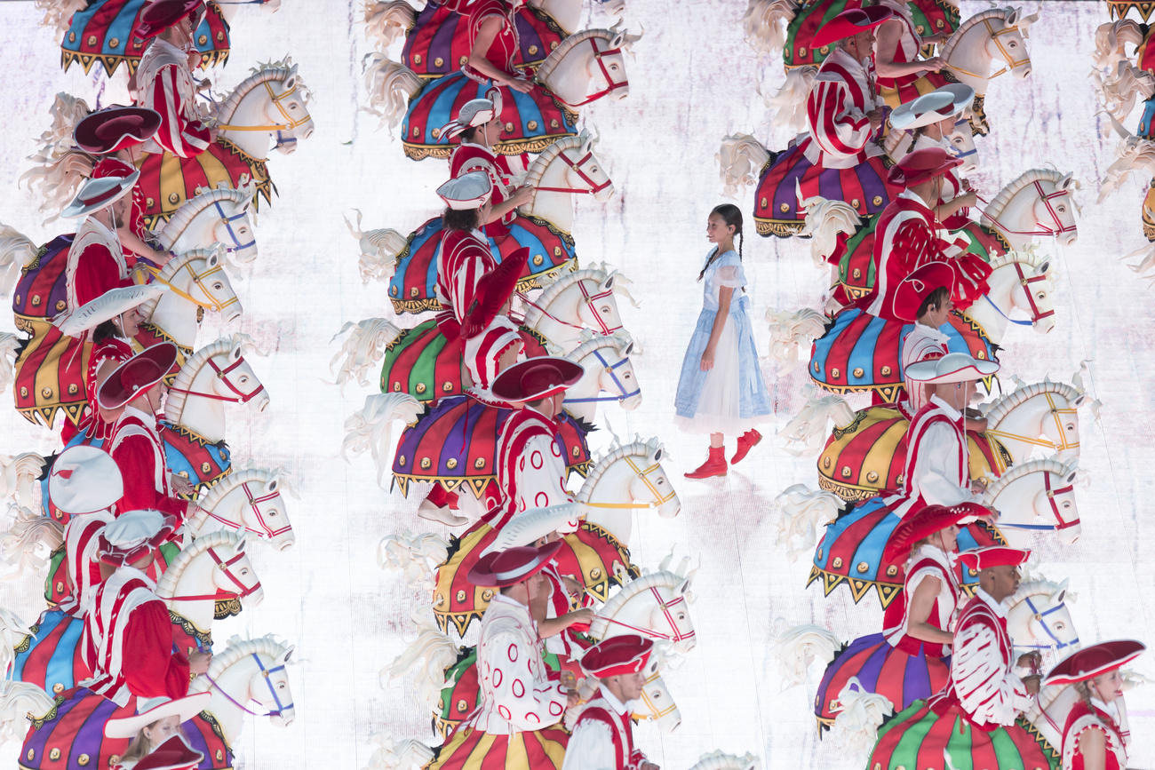 Escena de colorido espectáculo de jinetes en trajes medioevales