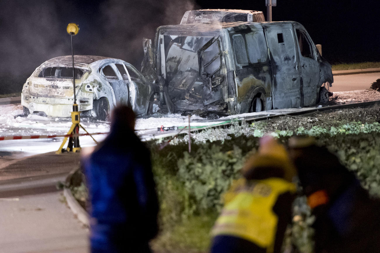 Le carcasse del furgone portavalori e di un auto utilizzata per l agguato e dati alle fiamme a inizio mese a Daillens.