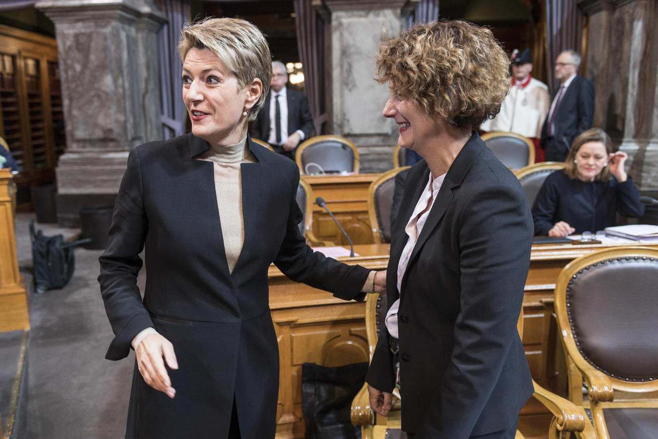 Deux femmes dans une salle
