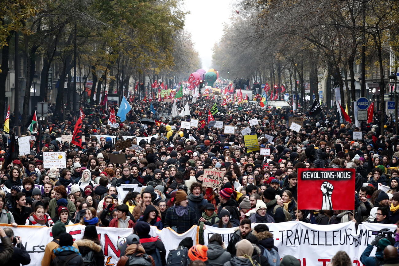 Manifestanti a Parigi